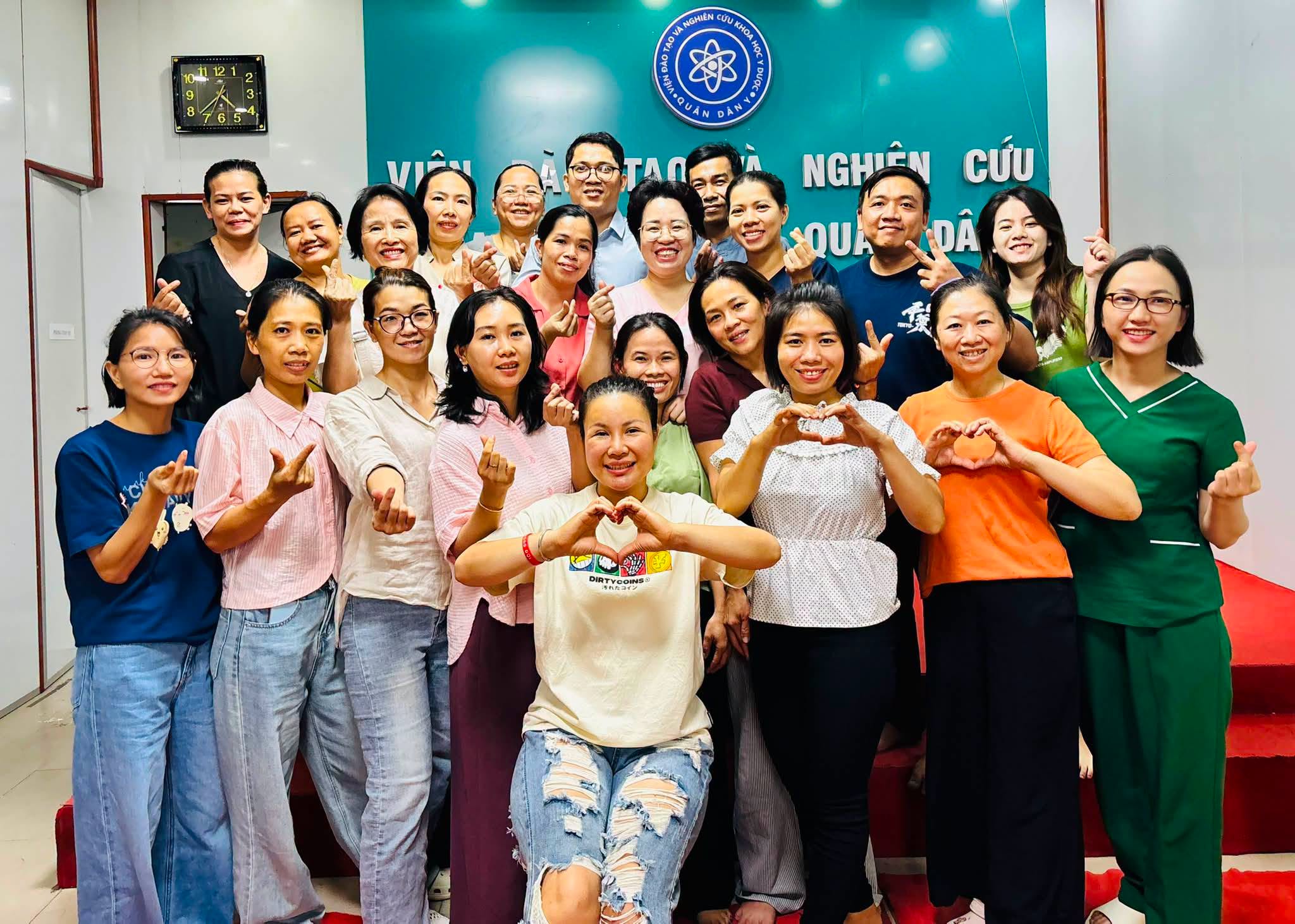 Chuyên gia Thiên An cùng học viên sau buổi học